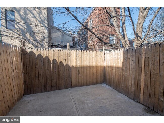 Building Photo - 437 Greenwich St