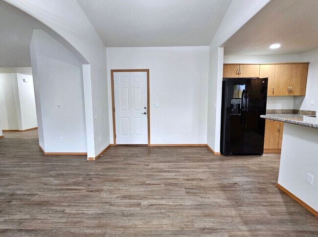 Building Photo - Open, One-Level Living- 4 Bedroom, 2.5 Bath Richland Home with Spacious Backyard