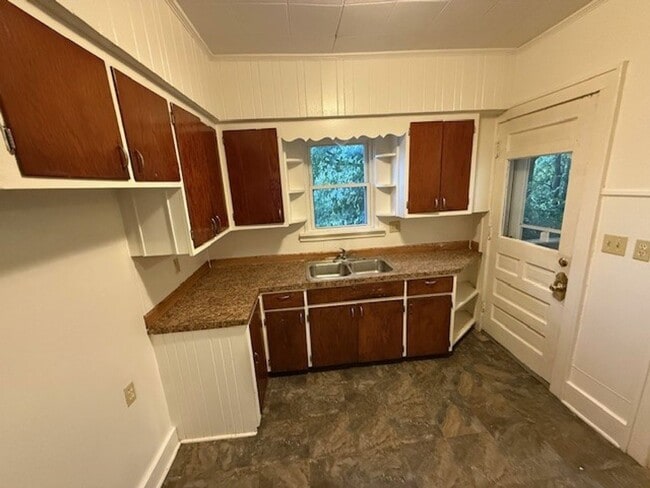 Building Photo - Charming 4-Bedroom Single Family Home for ...