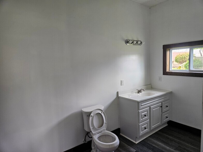 Master bath - 318 Lake Shore Dr E