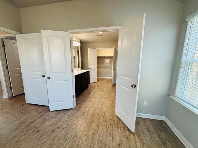 Building Photo - 1301 Henry David Dr