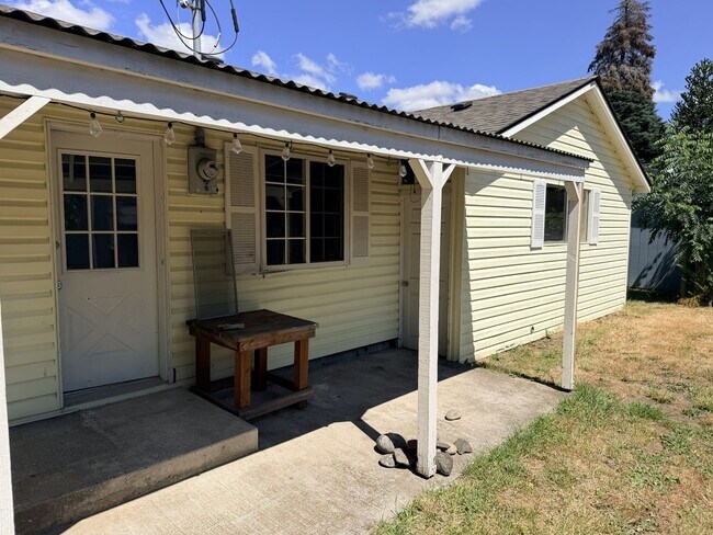 Building Photo - Beautifully Remodeled 3-Bedroom, 2-Bath Home