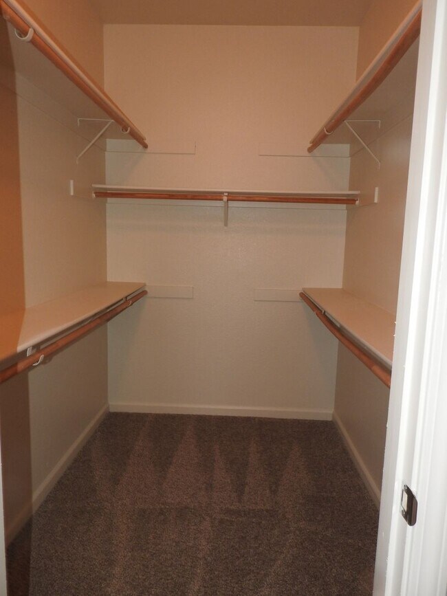 Building Photo - Cresleigh near Wild Life Preserve 3 Bedroom + Den!!