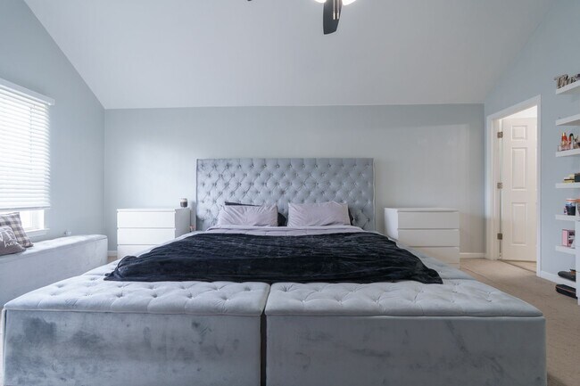 Building Photo - MOVE IN READY 3 Bedroom in the Heart of No...