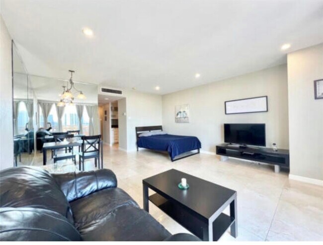 Building Photo - 2016 Main St