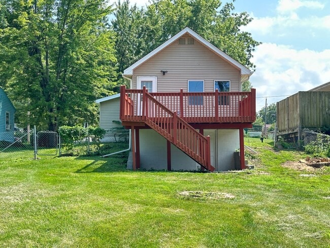 Building Photo - Beautiful 3 Bedroom Home Available!