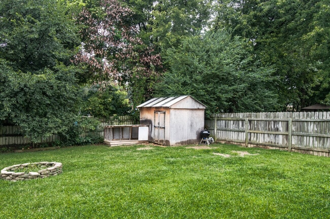 Building Photo - Pet Friendly Three Bedroom!