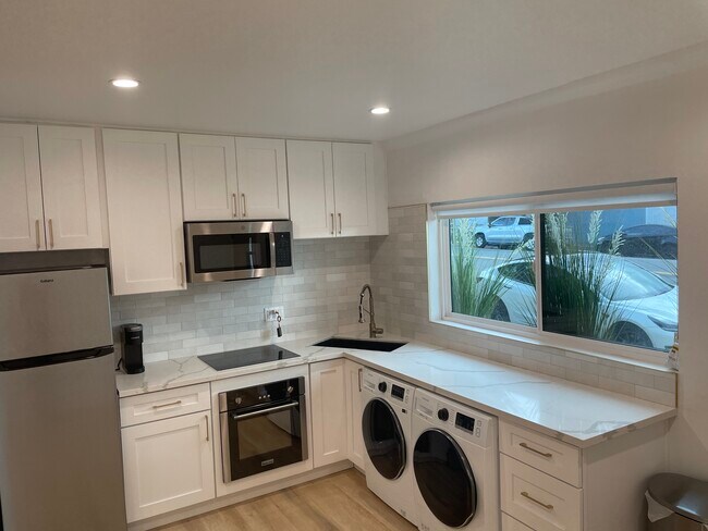 Building Photo - 3623 1/4 Fletcher Dr