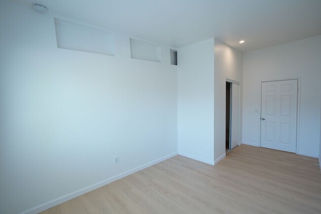 Building Photo - 1443 N Riverside Ave