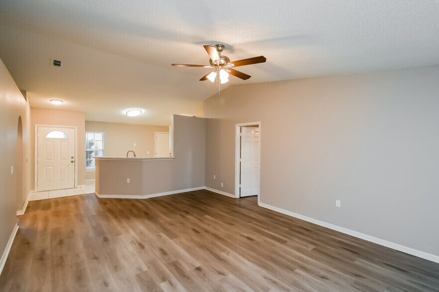 Building Photo - 84 Reeding Ridge Dr W