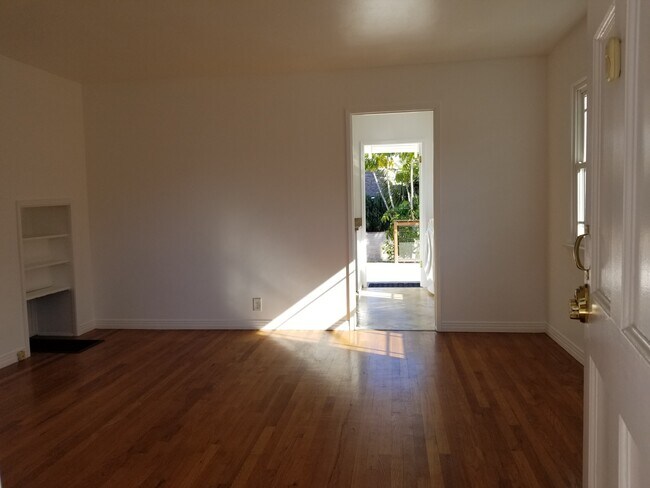 Building Photo - 8414 Glider Ave