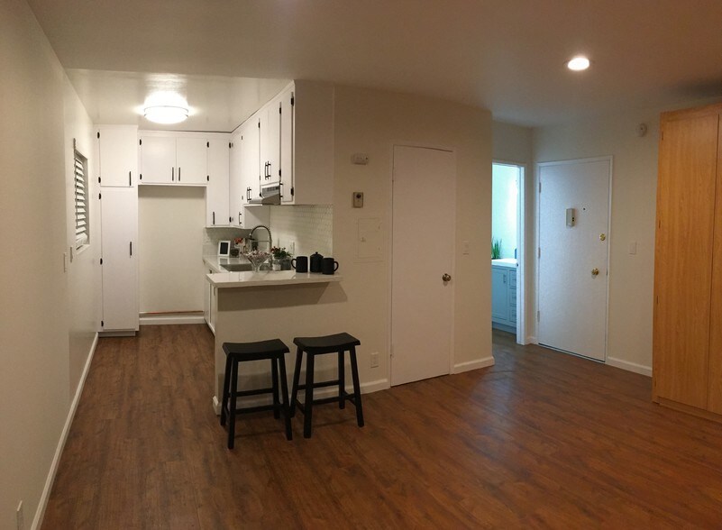 Entry of Unit - 14718 W Magnolia Blvd