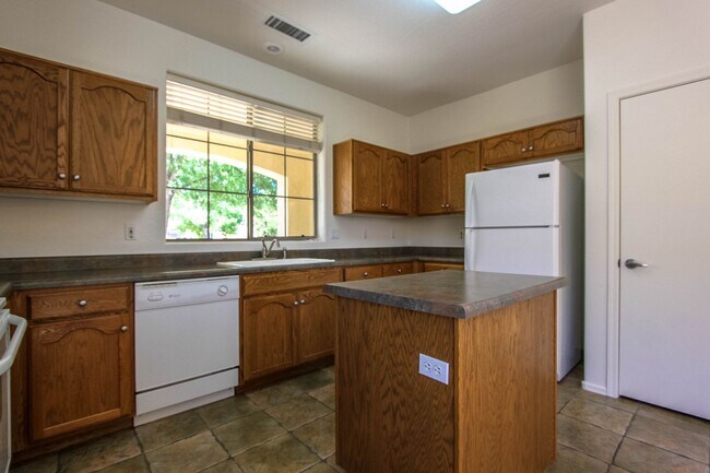 Building Photo - 3 Bedroom in Stoneridge