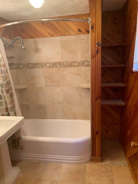 Building Photo - 84 Maple St