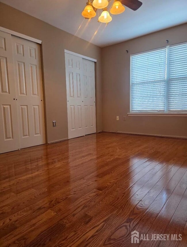 Building Photo - 90 Almond Dr