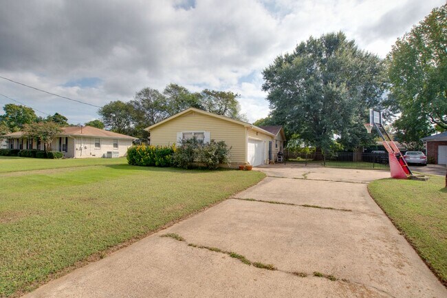 Building Photo - 904 SE Chatterson Rd