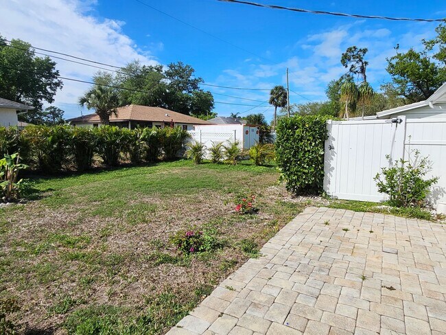 Building Photo - Annual Unfurnished 2 Bedroom 2 Bathroom Single Family Home in South Venice!