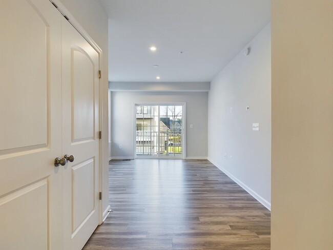 Building Photo - Stunning, Bright 2 Bedrooms  2 1/2 Bathroo...