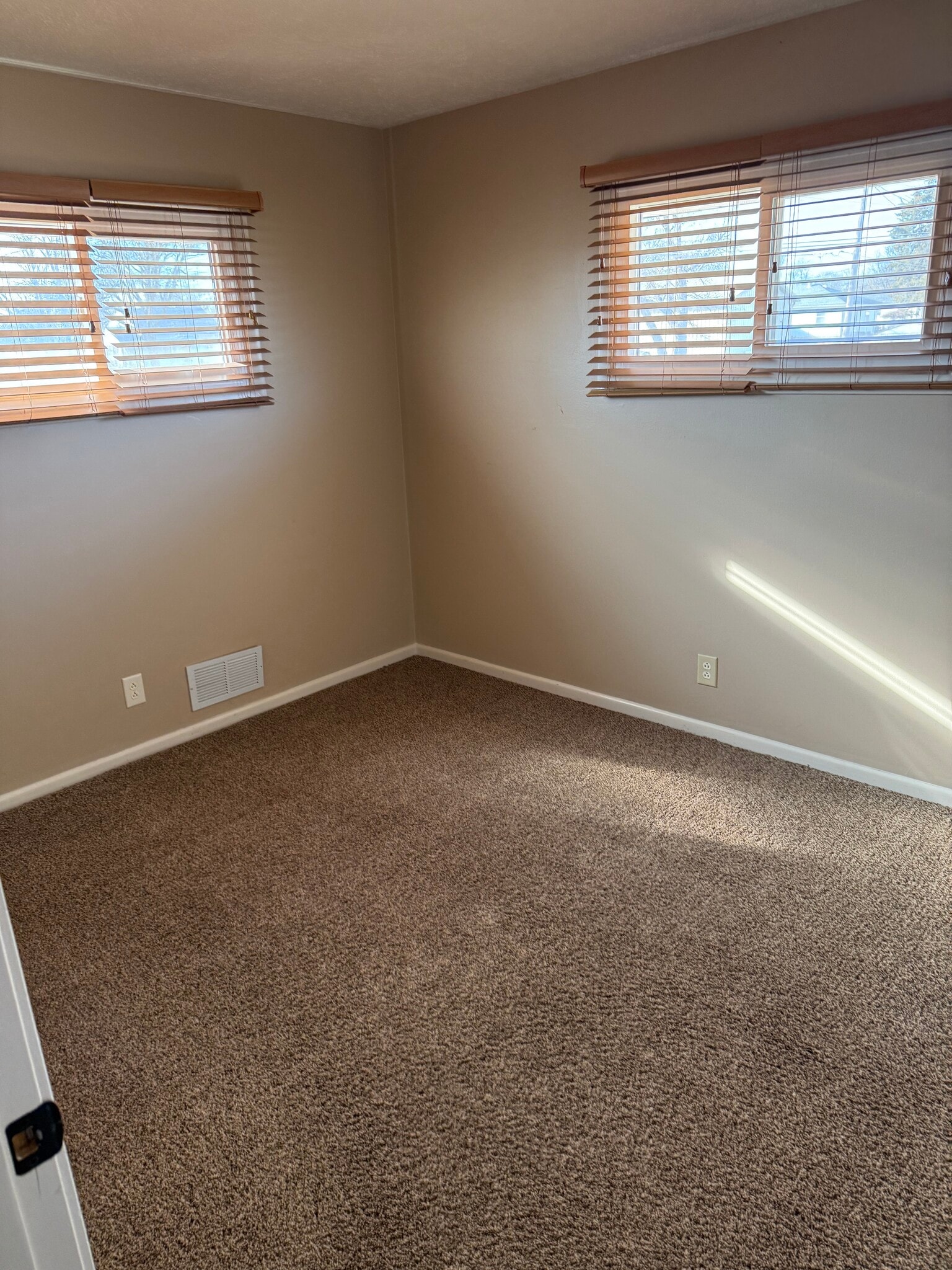 Building Photo - 338 E Jewell Ave