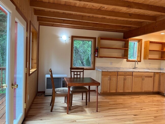 Building Photo - Cute, dog friendly cabin in Goldstream