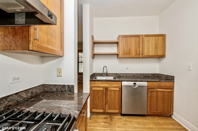 Kitchen - 7025 N Sheridan Rd