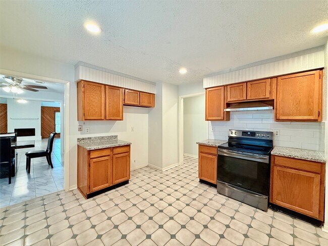 Building Photo - 11135 Bellspring Dr