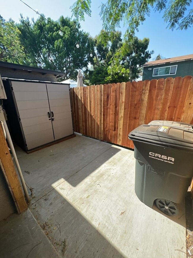 Building Photo - Walk to Campus From This Cute 2 Bedroom Back House