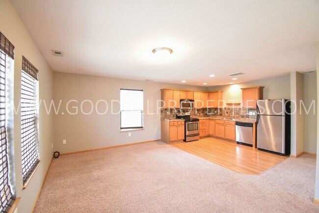 Building Photo - 2 Bedroom 2 Bath 2 car attached garage