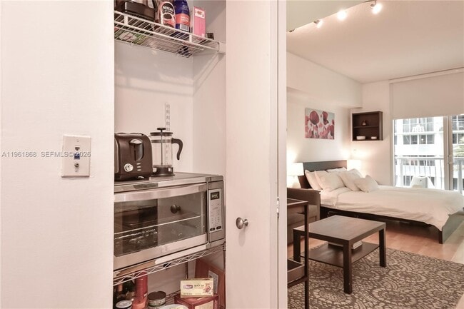 Building Photo - 1750 N Bayshore Dr