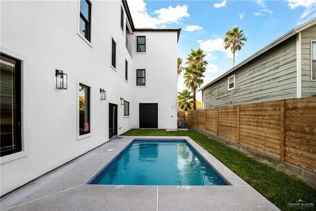 Building Photo - 35 E Acapulco St