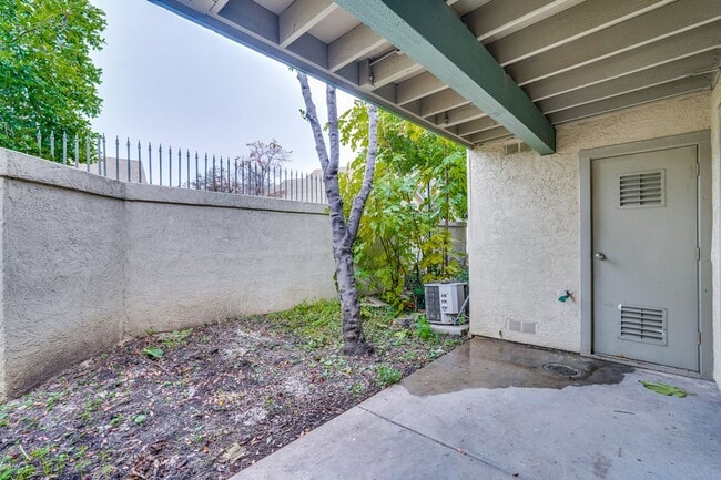 Building Photo - Cute One Bedroom Condo with Central AC and Heat.