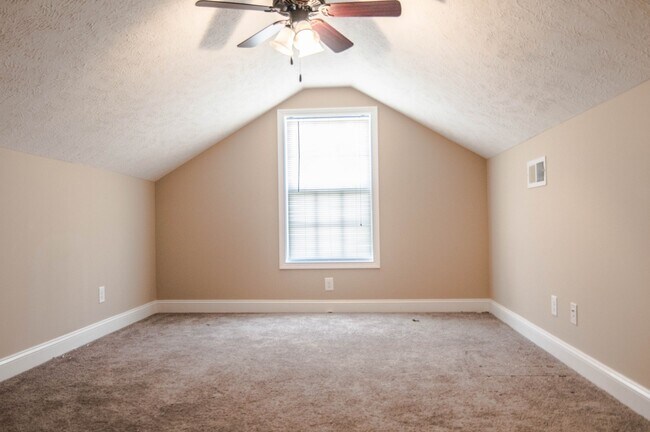 Building Photo - Pet Friendly Three Bedroom!