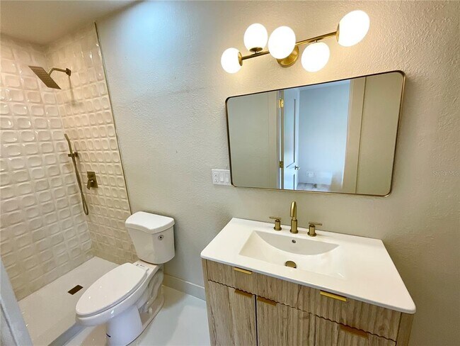 Building Photo - 644 Manor Dr W