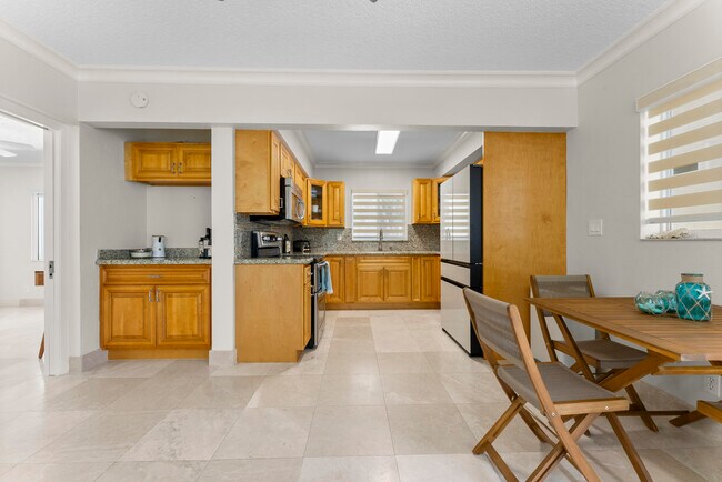 Building Photo - 1203 Hillsboro Mile