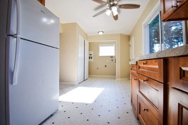 Building Photo - 3 Bedroom 1Bath House, Quiet neighborhood with park across the street