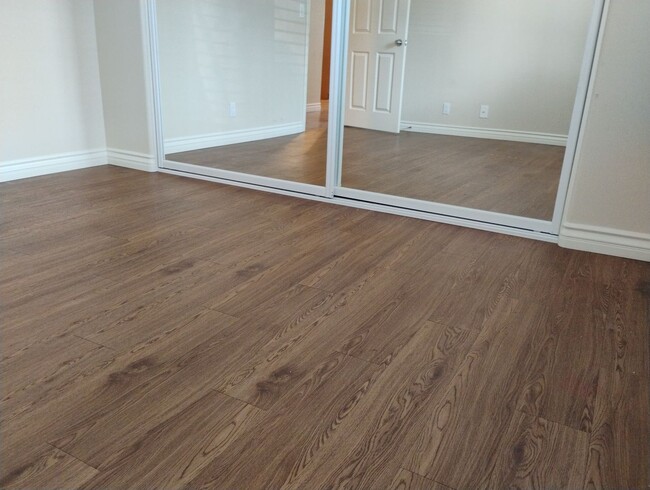 Building Photo - Like new 4 BR/3 Full Baths