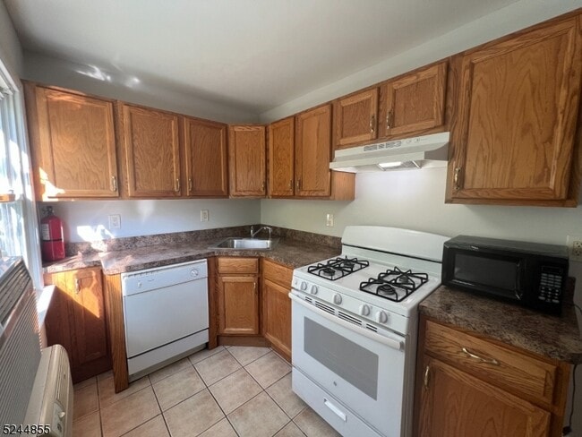 Building Photo - 44 Gates Ave