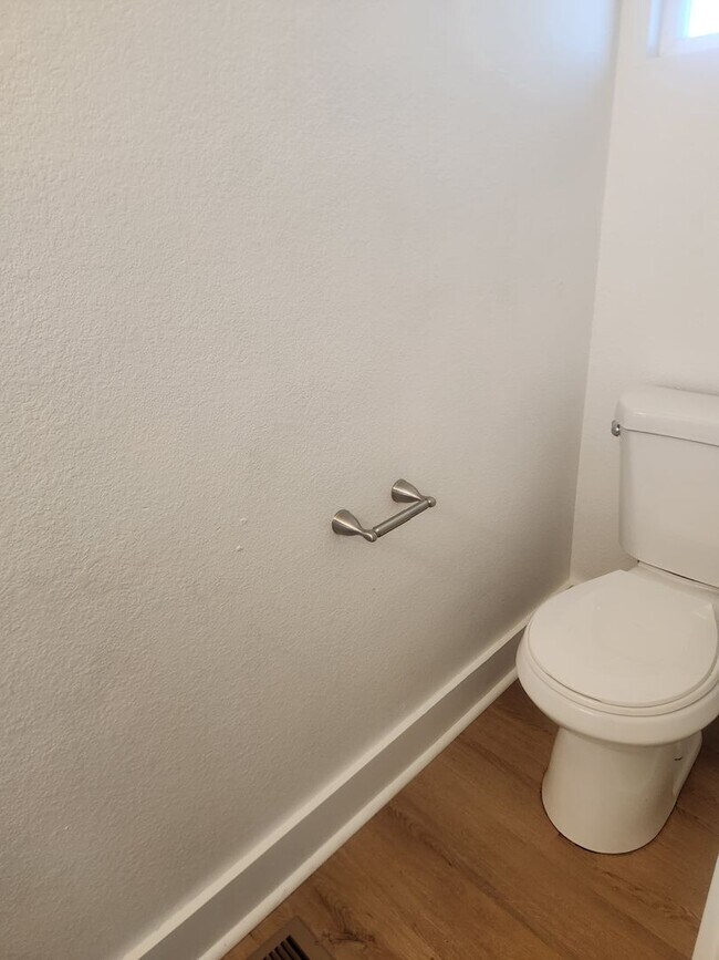 Building Photo - Clean and bright throughout, 2-bedroom, 1.5 Bathroom, two story unit in a great Windsor location!