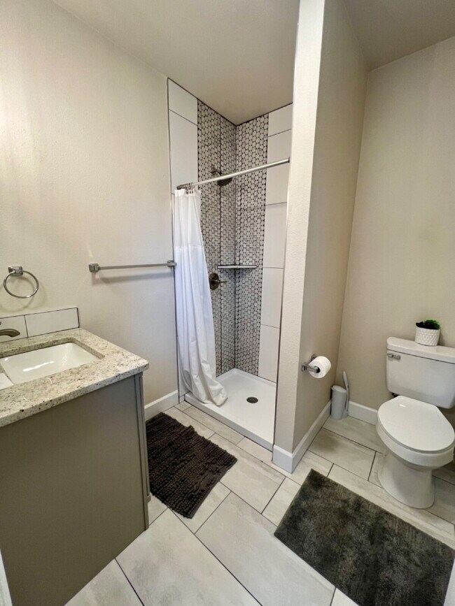 Building Photo - Renovated Short Term Rental!