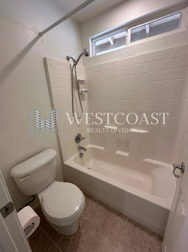 Building Photo - AVAILABLE NOW!!! 3 Bedroom 3 bath Private OASIS backyard in Vista, CA.