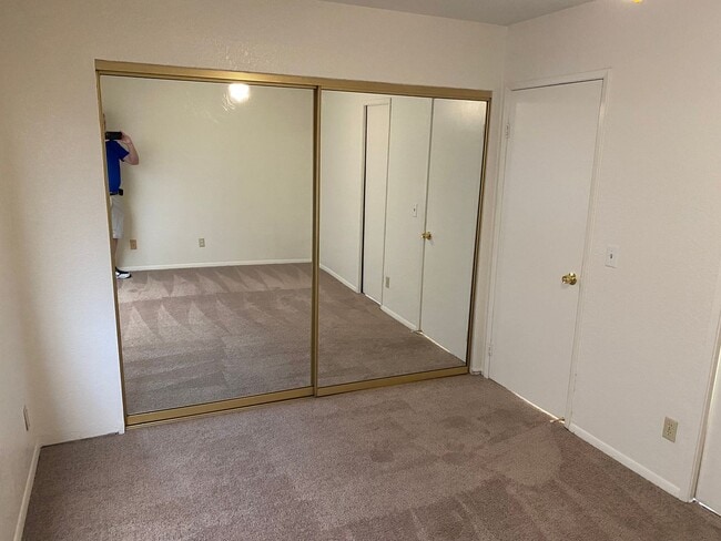 Building Photo - Henderson!!! 4 Bedrooms!! Single Story!! 2 car garage!! Big Back Yard!!! No HOA!! All Appliances!!