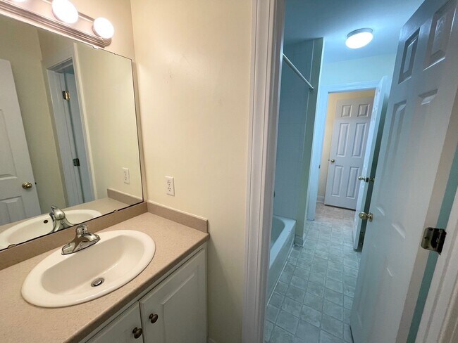 Building Photo - Nice Home located in Rosewood area and clo...