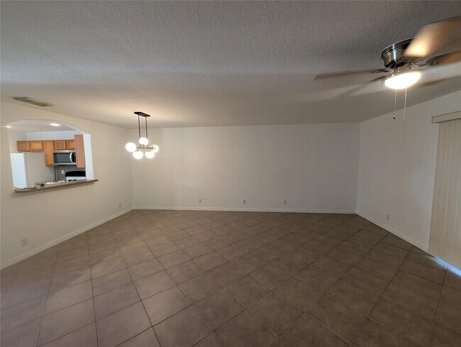 Building Photo - 4759 Pinemore Ln