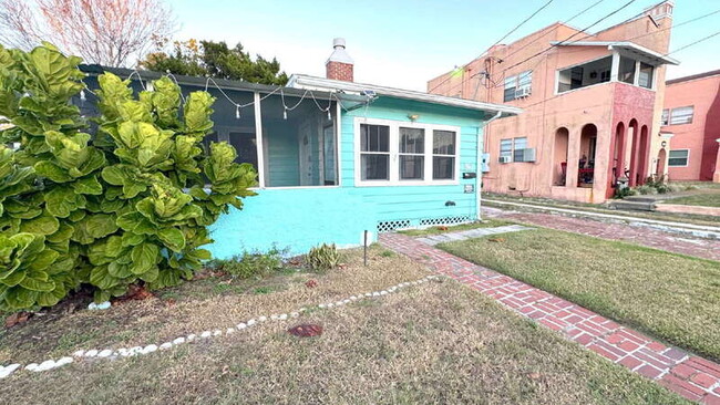 Building Photo - 428 N Oleander Ave