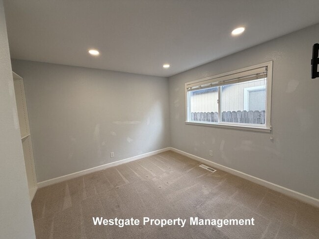 Building Photo - 574 Lorraine Ct N