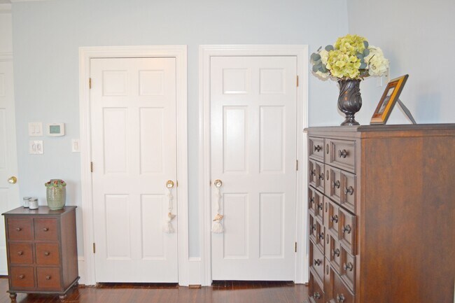 Building Photo - 16 S Somerset Ave