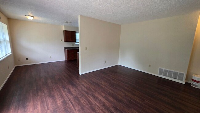 Building Photo - 3 Bed 1 bath home in MWC.