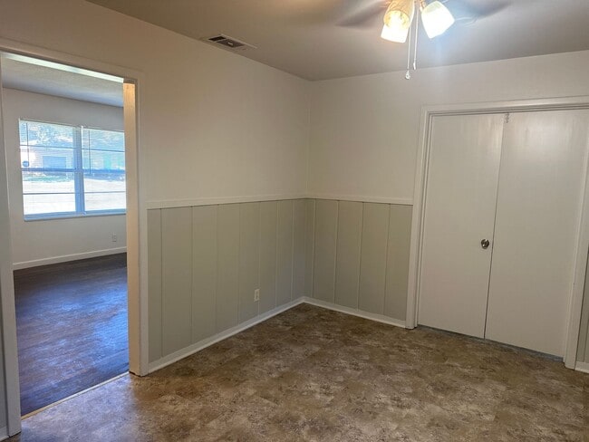 Building Photo - 3 Bedroom Home with Large Backyard near Andy Woods