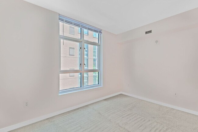 Building Photo - Modern 2br/2ba at Navy Yard