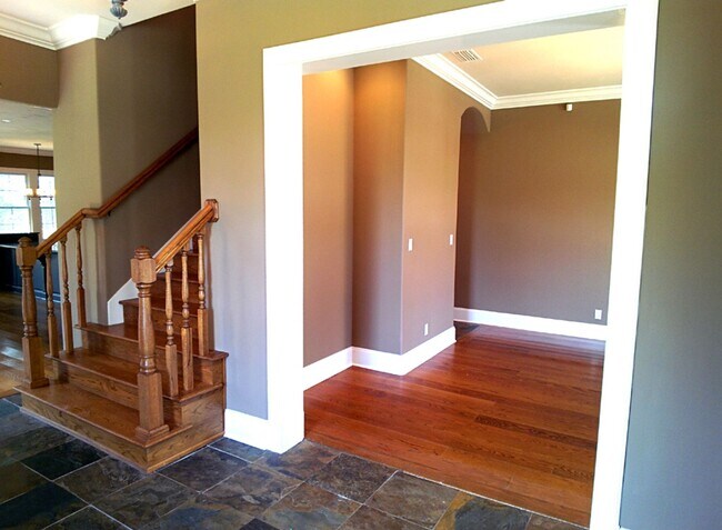 Building Photo - 4 Bedroom Luxury Townhome - Great Location